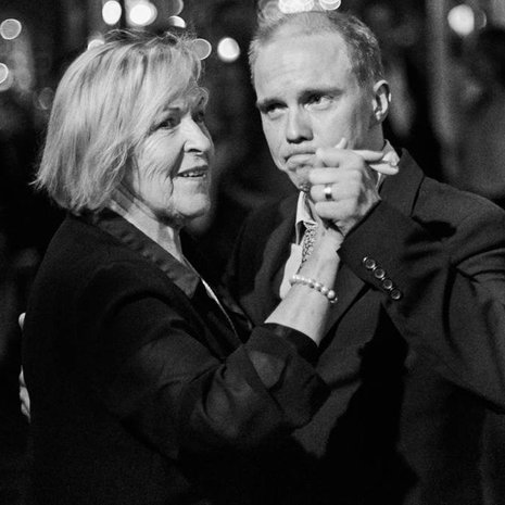 Raija Mäki tanssii elokuvan ensi illassa hänen miestään esittäneen Jarkko Lahden kanssa. 