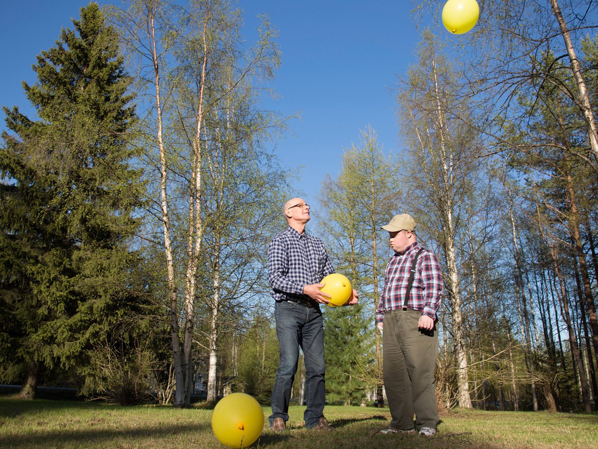 Selaa kuvia oikealla olevasta nuolesta. Viimeisenä jonossa on video, jossa Matti soittaa sippiviulua.