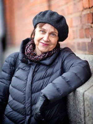 Kirjailija, tutkija ja suomentaja Virpi Hämeen-Anttilan (s.1958) viimeisin romaani ilmestyi vuonna 2017. Virpi on kirjoittanut useita kymmeniä kauno- ja tietokirjoja. Aviomies Jaakko Hämeen-Anttila asuu Edinburghissa. Perheeseen kuuluu myös kaksi aikuista lasta. 