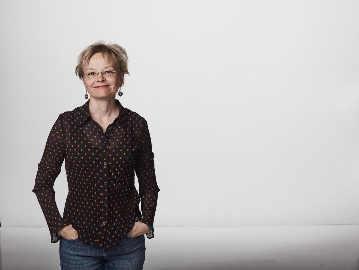 Outi Alanko on järvenpääläinen tietokirjailija ja Suomen ja Pohjoismaiden historian dosentti Helsingin yliopistossa. Hän on suuri hiljaisuuden ystävä. ”Kaikista ei ole miellyttävää jäädä yksin omien ajatustensa kanssa, mutta minusta se on ihanaa.”