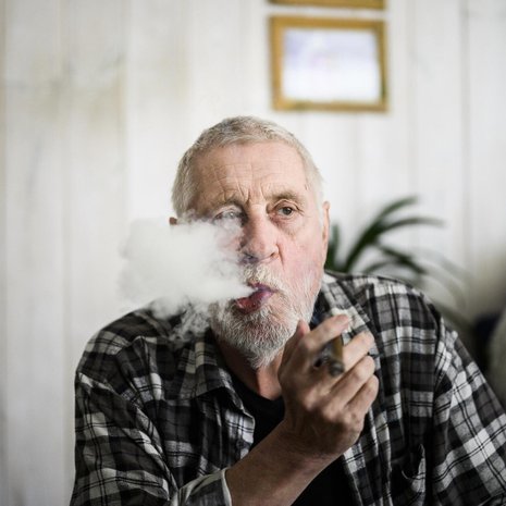 Alkoholi on lähes jäänyt Kari Väänäsen elämästä, mutta sikarit tarjoavat  nautiskeluhetken. Kotona saa tuprutella vain takan edessä.