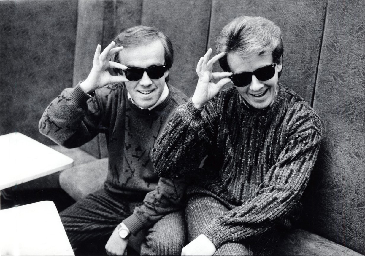 Matti ja Teppo poseeraavat uuden levynsä kansikuvauksissa vuonna 1986. Mustista laseista tuli heidän tavaramerkkinsä.