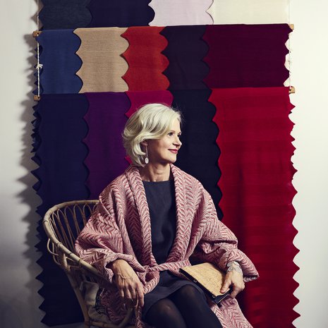 Aamutakista saa kimonon 130 e, Alajärven Kotitekstiili. Pellavamekko 125 e, Naturelli Verstas. Korvakorut 32 e, rannekoru 52 e, Design by Jaana Cederberg. Muodonmuutos-laukku 85 e, Moumou Design. Kengät 275 e, Terhi Pölkki.