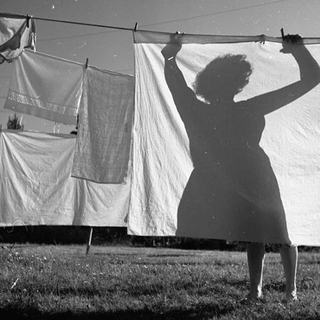 Pyykki pestiin järven rannassa pyykkipadassa ja kuivattiin omassa pihassa. Kuva: Sanoma-arkisto / Lukijan kuva / Simo Ruuskanen