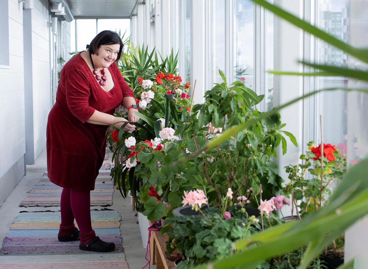 Minerva Krohn asuu sisarustensa ja äitinsä kanssa  samassa kerros talossa. Kaikki talon asukkaat voivat viedä kukkansa tal veksi yhteiselle parvekkeelle, jossa niitä hoidetaan yhdessä.
