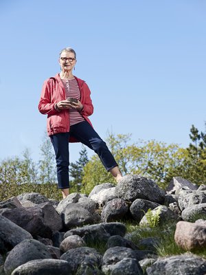 Kasa kiviä? Ei, vaan pronssikautinen hautarykelmä Helsingin Herttoniemessä. – Sen kunnossapito on nyt meidän arkeologian harrastajien vastuulla, Marja-Leena Laulaja kertoo.