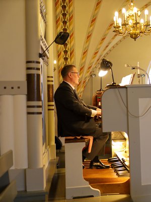 Kari Kesäläinen soittaa J.A. Zachariassenin vuonna 1877 valmistamia Pyhämaan kirkon urkuja. 