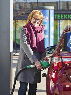– Pieni hybridi on kätevä kaupunki ajossa, Sinikka  Klemettilä sanoo.