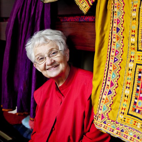 Eija Pulkkinen on ollut harvinaisen itsenäinen ja työteliäs diplomaatin puoliso. Keltainen kangas on pakistanilaisen maalaisnaisen asu.