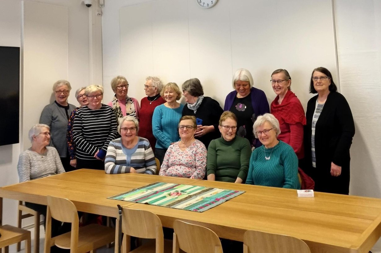 Upinniemen naisista on vaikea saada kuvaa, jossa joku ei nauraisi tai puhuisi. Raili Klemola istuu eturivissä oikealla, vihreässä paidassa.eturivissä toi