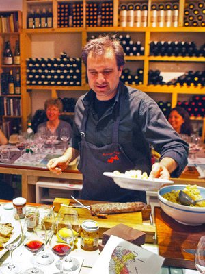 Ravintola Rosciolissa p&auml;&auml;see tutustumaan viineihin syv&auml;llisesti.