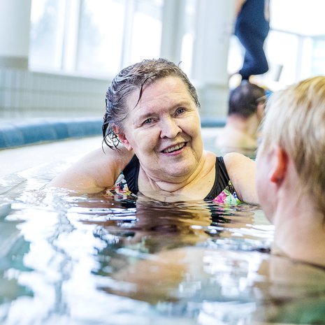 Sylvi Reinikainen (s. 1948) asuu Vihdin Nummelassa. Sylvi rakastaa vettä, koska se saa hänet tuntemaan itsensä kevyeksi. Uimahallissa apuna on fysioterapeutti.