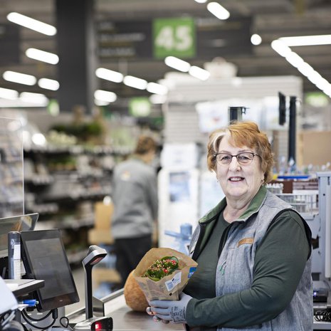 Tuula Halonen on ollut Olarin Prismassa töissä 17 vuotta. Halutessaan eläkeläinen voisi tehdä töitä monessa eri paikassa, mutta Tuula ei ole halunnut työnkiertoon.