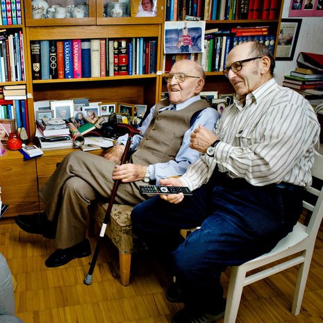 Väinö ja Pentti Rainosalo kuvattuna kotonaan vuonna 2014. 