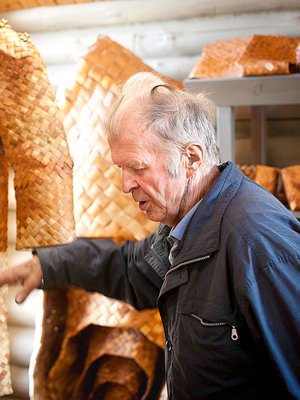 Voit katsella lisää Erkki-Pekkarisen tuohitöitä, kun painat nuolta oikealla tämän kuvan päällä.