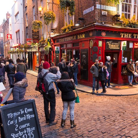 Temple Bar -pubin edessä moni ikuistaa itsensä valokuvaan.