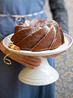 Tomusokeri kruunaa taatelikakun.