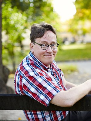 Timo Honkela (s. 1962) on digitaalisten aineistojen tutkimuksen professori Helsingin yliopistossa. Hän on puolittaisella sairauseläkkeellä. Honkelalta ilmestyi hiljattain teos Rauhankone – tekoälytutkijan testamentti.