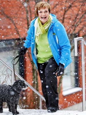 Ronjasta Hilla saa aina lenkkikaverin. Tyttäret taas lähtevät äidin kanssa tanssitreeneihin. 