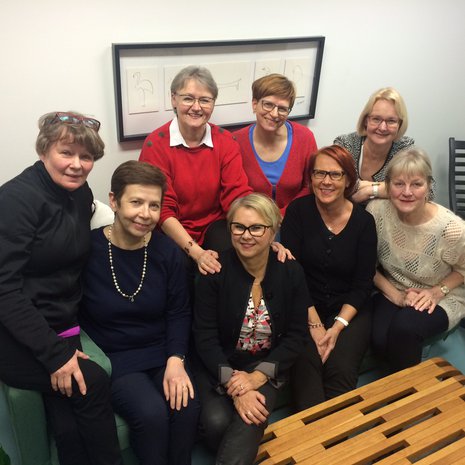Naisten reissuporukka kokoontui valitsemaan tämän kevään Plzenin-matkan hotellia, vasemmalta Kirsti, Päivi, Liisa, Leena, Raija, Kaija, Paula ja Allu.