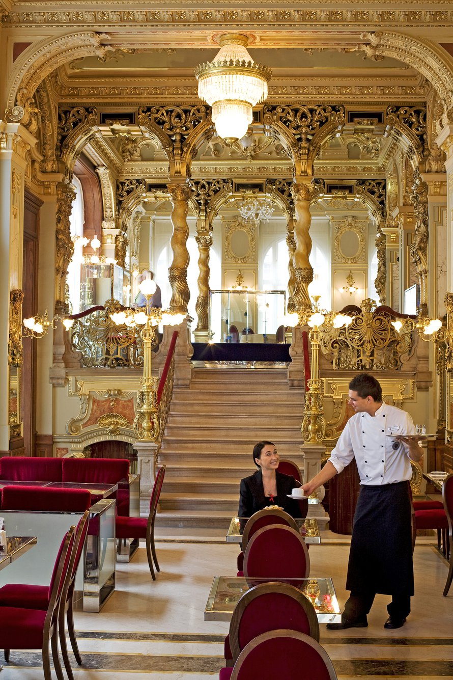 Budapestin New York -kahvilaan voi varata pöydän yhdelle.