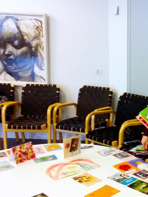 Silva Siponkoski oli iloisen yll&auml;ttynyt korttitulvasta.