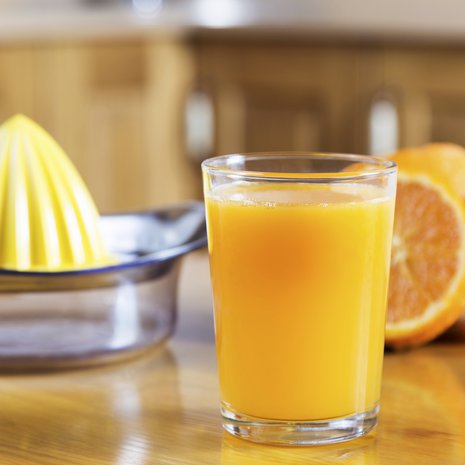 Jos verensokeri laskee liian matalaksi, on hyvä nauttia lasi sokeripitoista mehua ensi hätään.