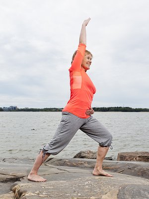 Venyttelyliikkeet voi tehdä missä vain – vaikka mökin rannassa.