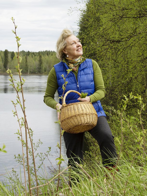 Irja Mäkitalo on kerännyt villiyrttejä lapsesta asti.