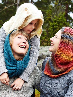 Palmikkoneulehuppu on kuvassa oikealla Mirjan yllä. Seija-isoäidin ja Rafaela-tytön neulehuppuihin löydät ohjeet jutun lopussa olevasta linkistä.