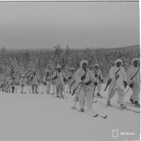 Hiihtopartio palaamassa rajan takaa Lieksan rintamalla helmikuussa 1940.