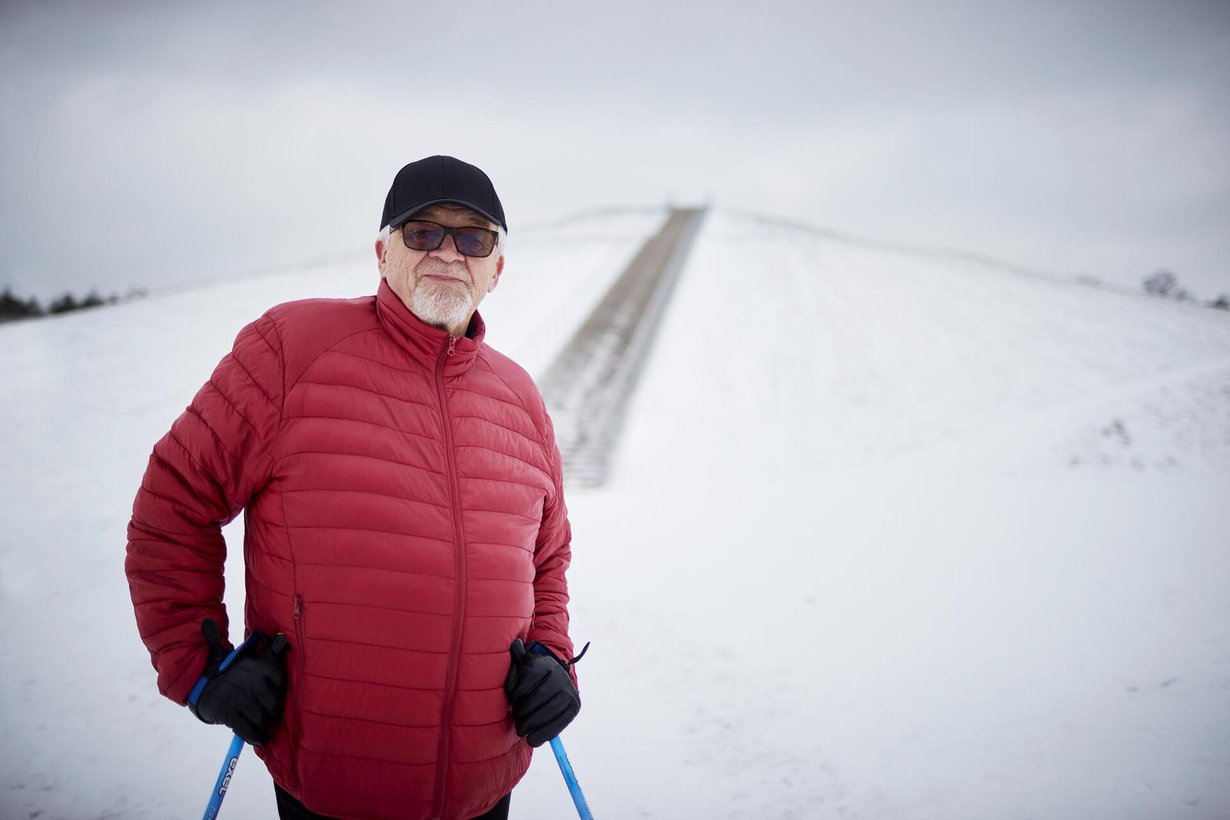 Pertti Korhonen kehittelee riimejä myös sauvakävelyllä ollessaan.