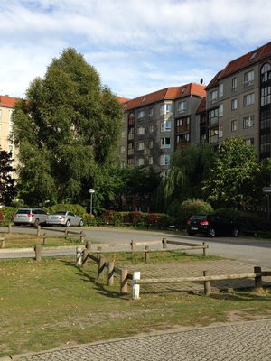 Adolf Hitlerin bunkkeri peittyy tämän nurmikon alle.