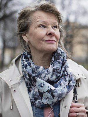 "Vähitellen Heini menetti elämänilonsa. Silmien pilke sammui, hymy katosi. Tuntui että hänen kehonsa alkoi kuin riuduttaa itseään", Pälvi Ahoinpelto kertoo Heini-tyttärestään.