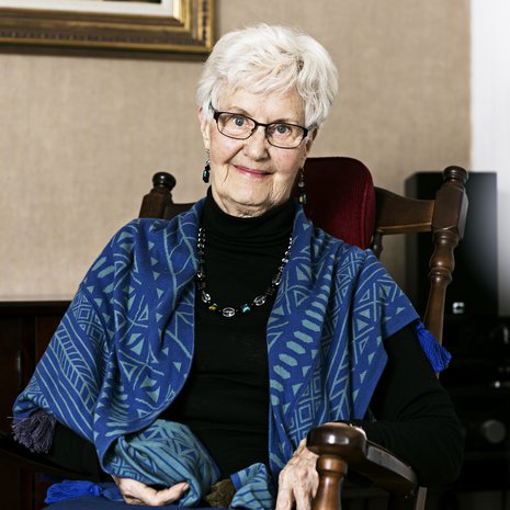 ”Minulla ja tyttärelläni on yhteissanomalehti, jonka hän tuo minulle aamulla. Muuten annan perheen elää omaa elämäänsä”, Arja Torvinen sanoo.
