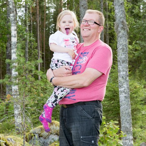 Nella ei mökillä leluja tarvitse. On pappa, järvi ja metsä. 