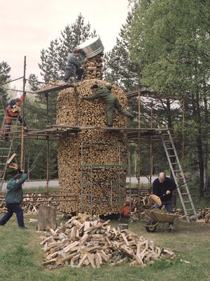 Pekka Turunen ja rakennuskumppanit ahkeroivat vodkapullonm muotoisen pinon parissa.