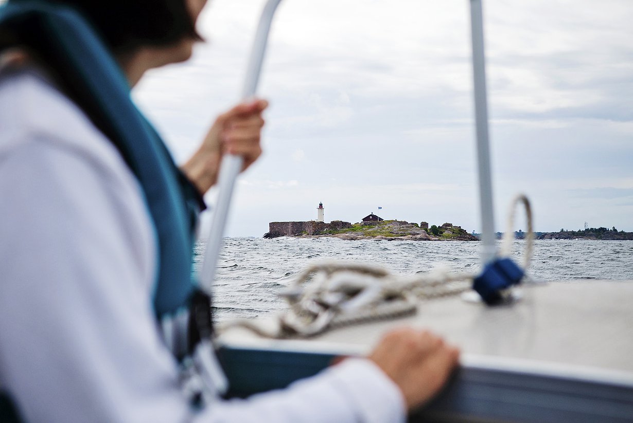 Vanhat linnoitusmuurit tuovat roson saaren silhuettiin.