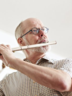 Kauko Mäkinen on syntynyt Kuusankoskella 1952 ja asuu Imatralla. Hän työskentelee psykologian lehtorina ja harrastaa huilunsoittoa. 