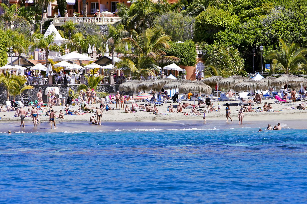 Tästä Teneriffa tunnetaan: kilometrikaupalla rantaa ja lomahotelleja.