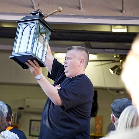 Huutokauppakeisari Aki Palsanmäki tietää millaisista tavaroista huudetaan kilpaa. 