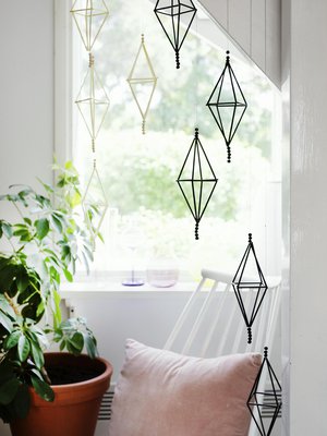 Kevyt himmelitimantti on muunnos tavallisen himmelin perusmuodosta ja pujotellaan napakkaan pellava- tai puuvillalankaan.