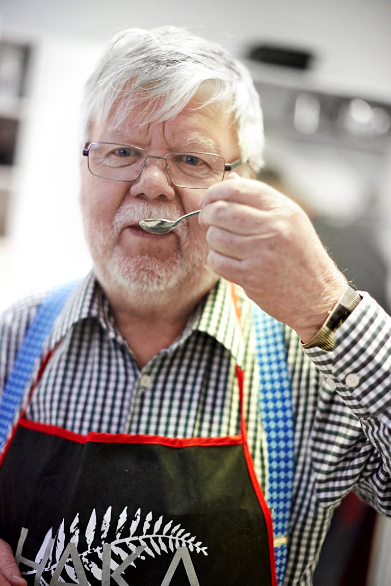 Hannu Pietilä maistelee, tarvitseeko madekeitto lisää suolaa.