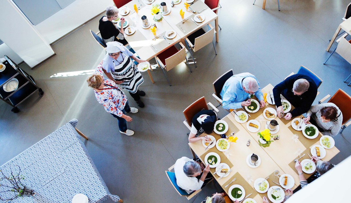 Kotisataman isossa ruokasalissa aterioi päivittäin noin 30 asukasta.