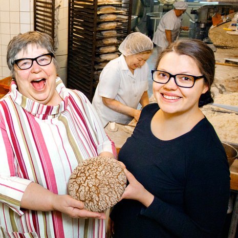 Kaija Marin (vas.) ja hänen tyttärensä Kaisa kajaanilaisessa leipomossa, joka on ollut perheomistuksessa vuodesta 1913 lähtien.