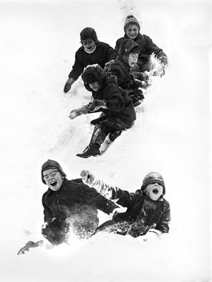 Helsingin Johanneksenpuistossa liu'uttiin 1960-luvulla.