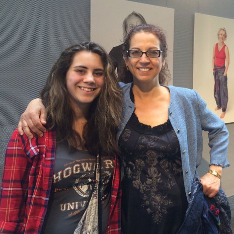 – Mahtava energia ja ilo näissä upeissa kuvissa, kiitti Kristina Ghodsee, joka tutustui Ihanat naiset -näyttelyyn tyttärensä Kristianan kanssa.  