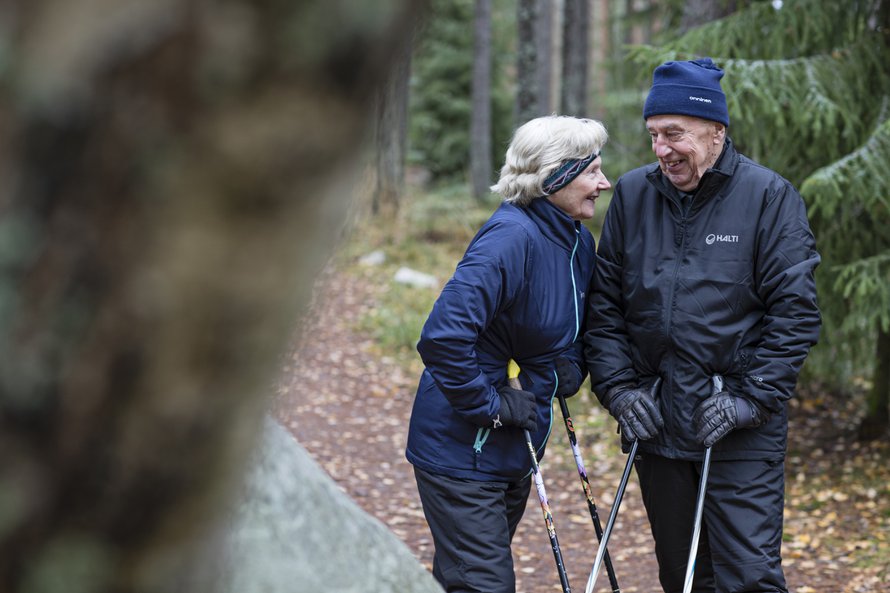 Läheisyys Erkin kanssa on helppoa ja luonnollista. "Erkin kanssa nauran niin kuin en koskaan ennen", Toini sanoo.