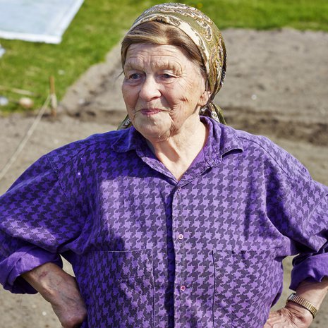 "Olen syönyt aina terveellisesti. Minulla on oma pottumaa ja marjat poimin tunturista. Viihdyn ulkona pihatöissä."