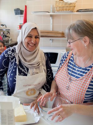 Nauvon seurakuntakodin keittiössä pyörii toistakymmentä ihmistä joka tiistai. Abeer Aldleme ja Eeva Granström johtavat leivontahetkeä. 